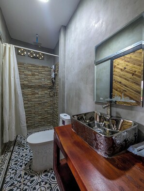 Deluxe Room, 1 King Bed, Balcony, City View | Bathroom | Shower, free toiletries, soap, shampoo