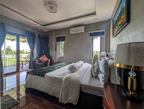 Escritorio, espacio para trabajar con laptop y wifi gratis 