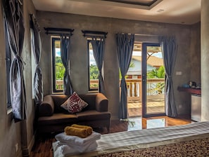 Deluxe Room, 1 Katil Raja (King), Balcony, City View | Meja, ruang kerja komputer riba, Wi-fi percuma, cadar katil