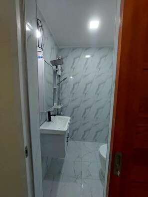 Shower, towels, soap, toilet paper - Charming Bed & Breakfast Room #3 with WiFi, Netflix and AC in Superb Compostela (Compostela)