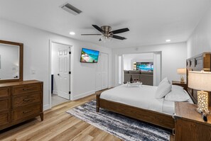 5 Schlafzimmer, Schreibtisch, Bügeleisen/Bügelbrett, Reisekinderbett