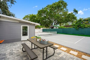 Outdoor dining - WOW! Pickleball • Gym • Stylish Modern Living (Valrico)