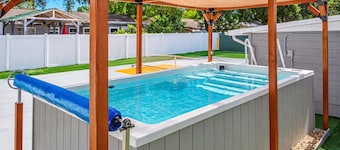 Pickleball Paradise | Private Heated Swim Spa | Court + Gym, Sleeps 10