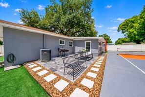 Il s’agit d’une propriété résidentielle dotée d’un patio, d’un espace salon extérieur et d’un coin barbecue.