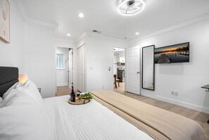 3 slaapkamers, een bureau, een strijkplank/strijkijzer, reisbedje