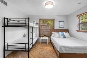 4 Schlafzimmer, Schreibtisch, Bügeleisen/Bügelbrett, Reisekinderbett