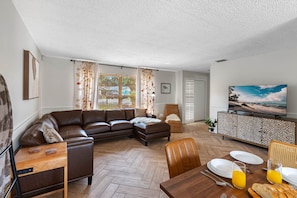Smart TV, ping pong - Lounge & Play in Chic North Tampa Home (Tampa)