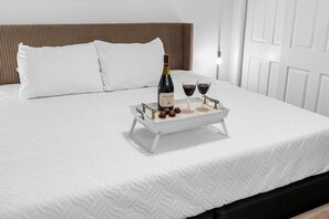 4 chambres, bureau, fer et planche à repasser, lit parapluie