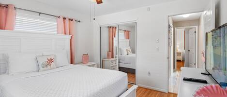4 habitaciones, escritorio y tabla de planchar con plancha