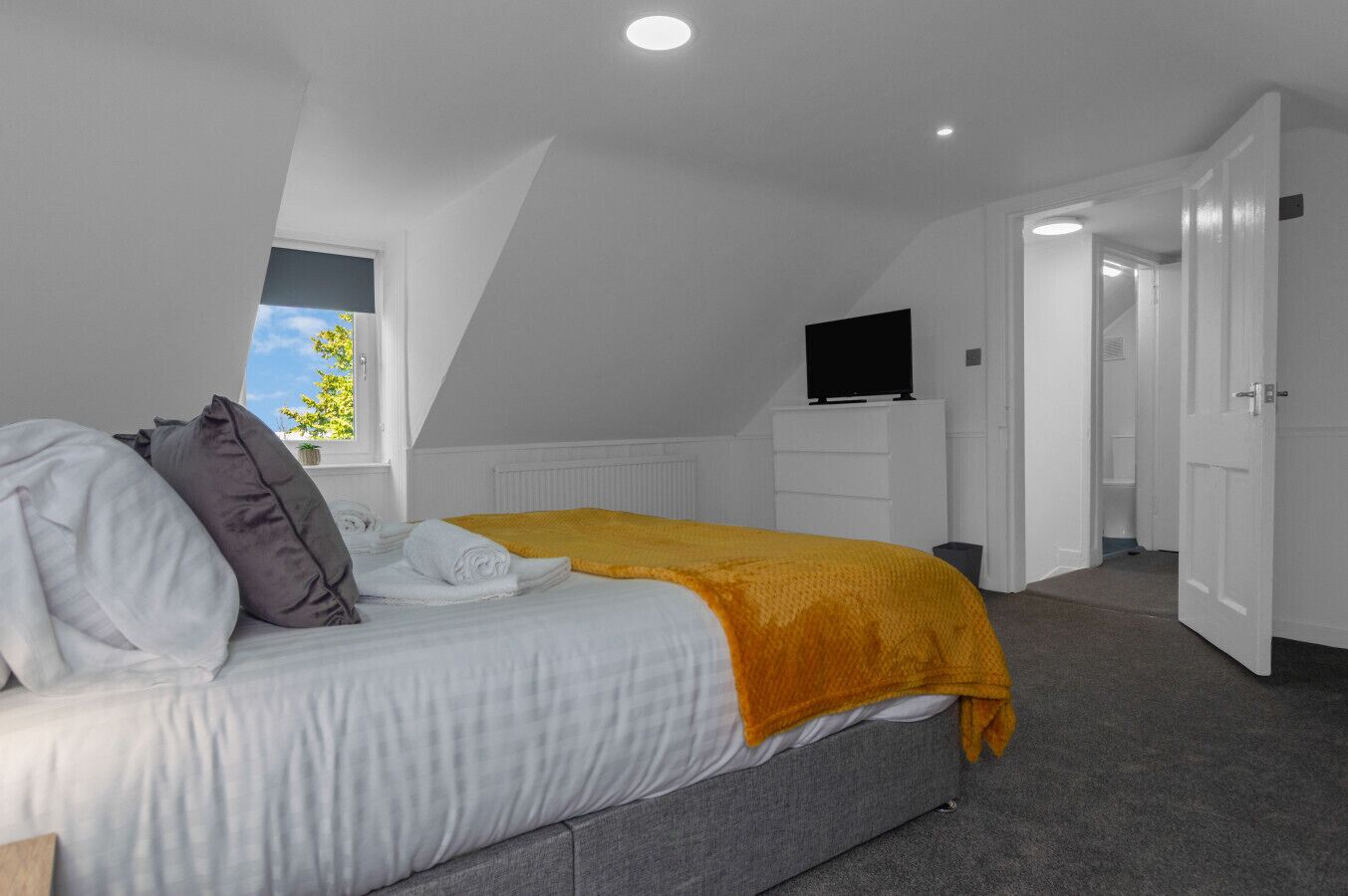 4 bedrooms, desk, iron/ironing board, free WiFi