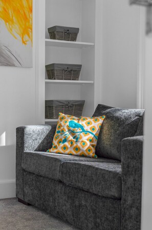 Smart TV, books - Cosy 4bed Home, Winter Escape, Outdoor Seating,BBQ (Coatbridge, Glasgow)