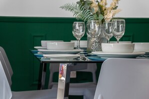Dining - Cosy 4bed Home, Winter Escape, Outdoor Seating,BBQ (Coatbridge, Glasgow)
