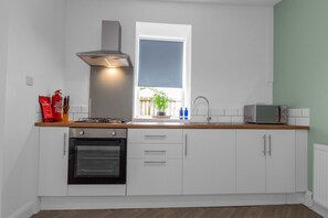 Fridge, microwave, oven, stovetop - Cosy 4bed Home, Winter Escape, Outdoor Seating,BBQ (Coatbridge, Glasgow)