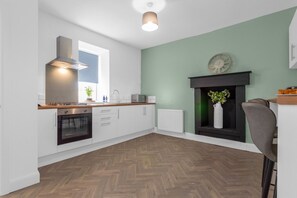 Fridge, microwave, oven, stovetop - Cosy 4bed Home, Winter Escape, Outdoor Seating,BBQ (Coatbridge, Glasgow)