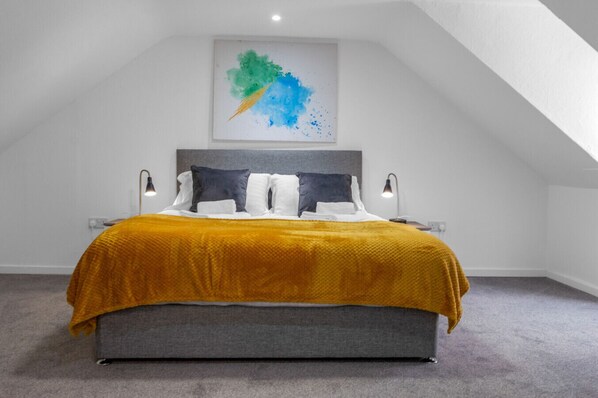 4 bedrooms, desk, iron/ironing board, free WiFi