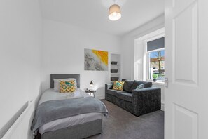 4 室のベッドルーム、デスク、アイロン / アイロン台、WiFi (無料)