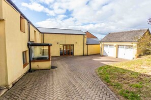 Exterior - Contractor's Dream-5/6Beds-CCTV-VAT Registered (Fishburn)