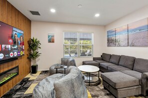 Smart TV, table football, ping pong, stereo - Heated Lanai Pool • Epic Game Room • 15 Min to Beach • Private Yard (Cape Coral)