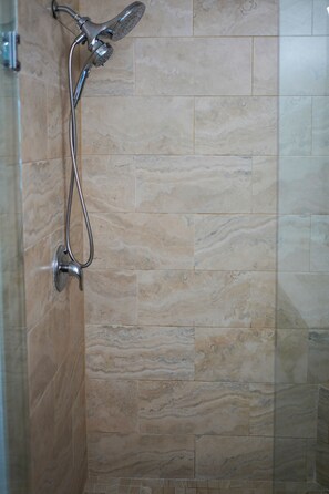 Douche, séchoir à cheveux, serviettes fournies, shampooing