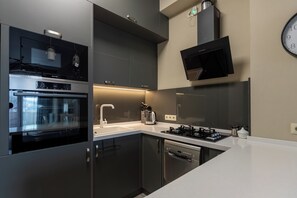 Micro-ondes, four, plaque de cuisson, lave-vaisselle