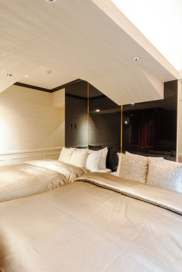 Premium Room, Non Smoking, River View | Iron/ironing board, free WiFi, bed sheets - LLOYD's HAKATA (Fukuoka)