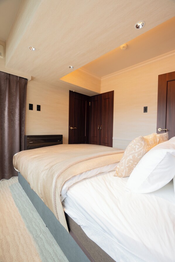 Standard Double Room, Non Smoking | Iron/ironing board, free WiFi