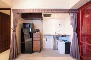 Standard Apartment, 1 Bedroom, No Housekeeping | Private kitchen
