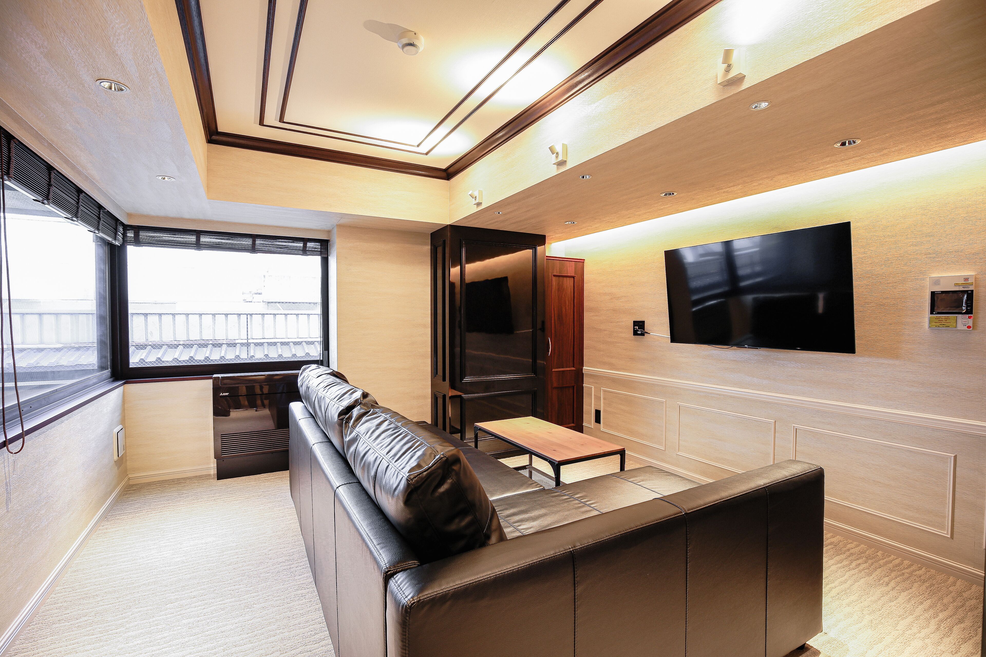 Tabla de planchar con plancha, wifi gratis y ropa de cama 