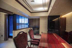 Standard Apartment, 1 Bedroom | In-room dining