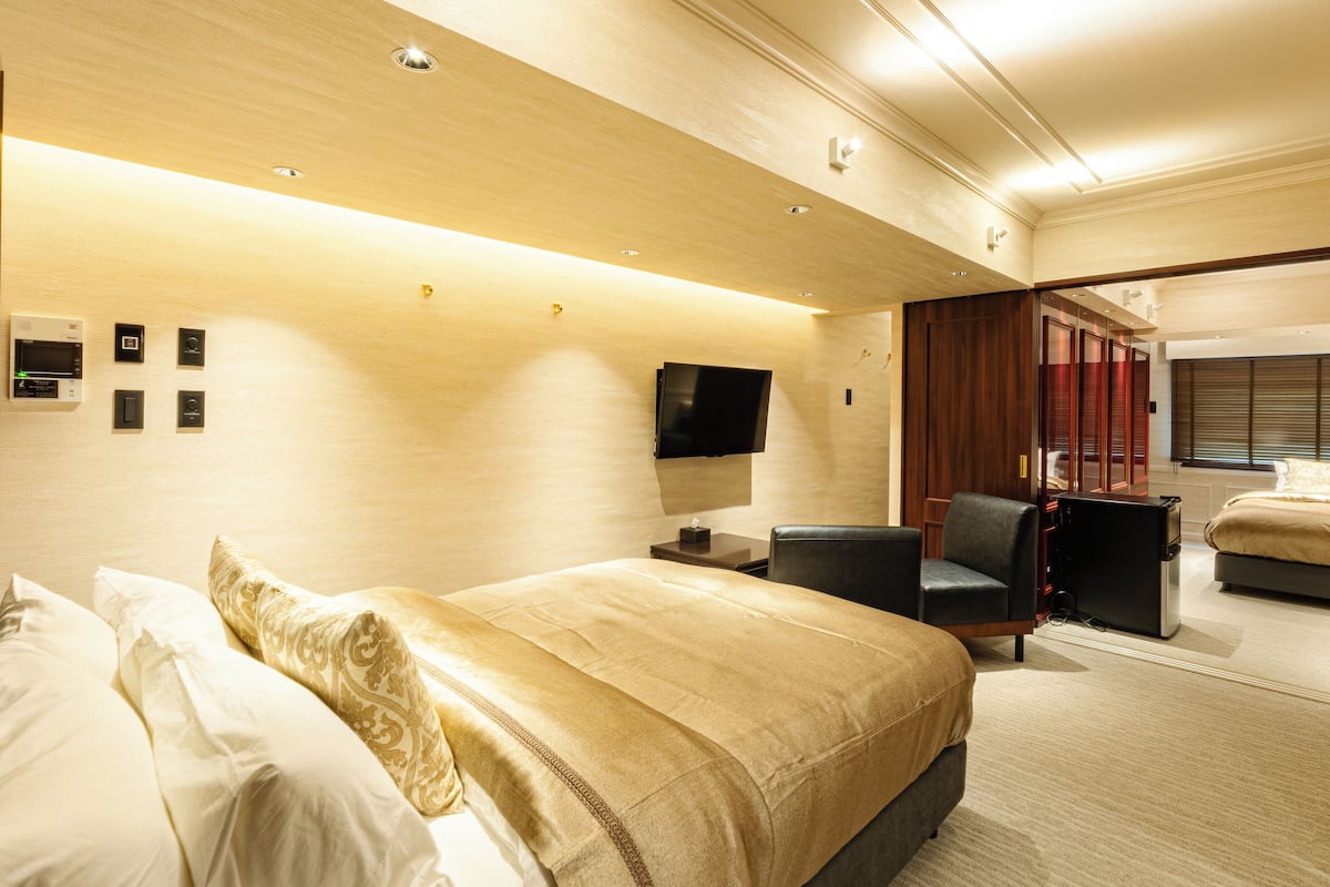 Tabla de planchar con plancha, wifi gratis, ropa de cama