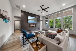 Una Smart TV, una chimenea, una mesa de tenis de mesa, libros