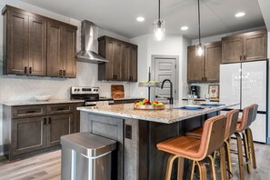 Een koelkast, een microgolfoven, een oven, een kookplaat