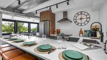 Køleskab, mikrobølgeovn, ovn, kogeplade