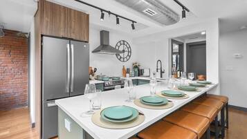 Køleskab, mikrobølgeovn, ovn, kogeplade