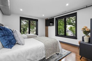 3 habitaciones, escritorio y tabla de planchar con plancha 