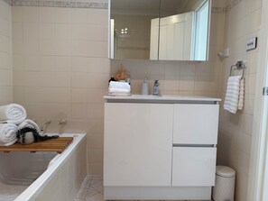 Sèche-cheveux, serviettes fournies, savon, shampoing