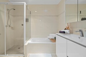 Séchoir à cheveux, serviettes fournies, savon, shampooing