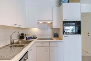 Kjøleskap, mikrobølgeovn, oppvaskmaskin og kaffetrakter/tekoker