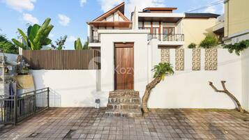 Pintu masuk properti