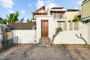 Pintu masuk properti