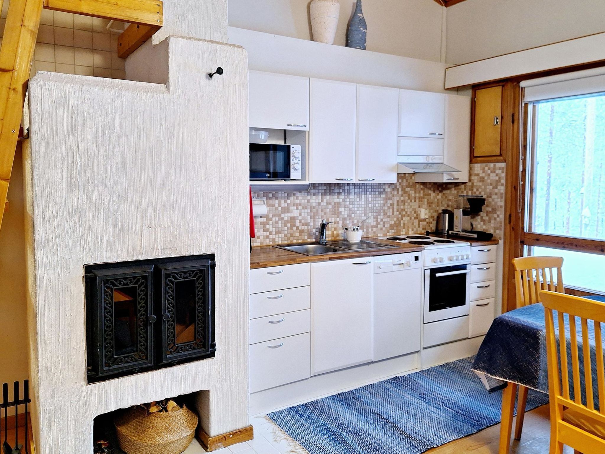 Refrigerador, microondas, lavavajillas y utensilios de cocina 