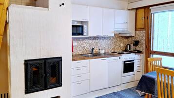 Frigorifero, microonde, lavastoviglie, pentole/stoviglie/utensili