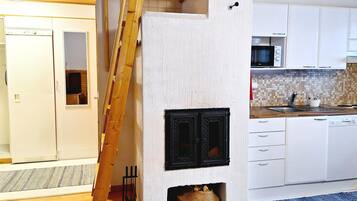 Frigorifero, microonde, lavastoviglie, pentole/stoviglie/utensili