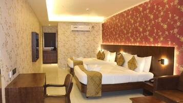 Executive Double or Twin Room | Select Comfort beds, desk, laptop workspace, rollaway beds