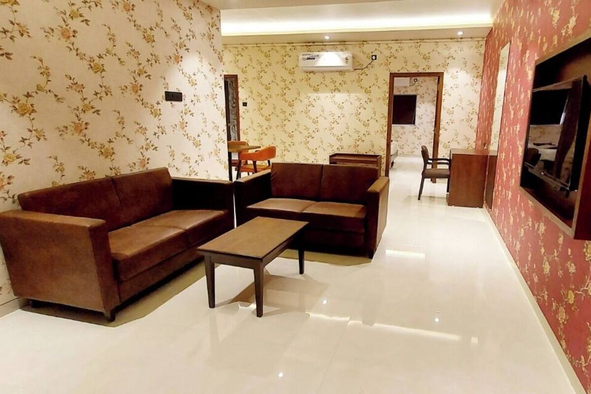 Executive Suite | Desk, laptop workspace, free WiFi