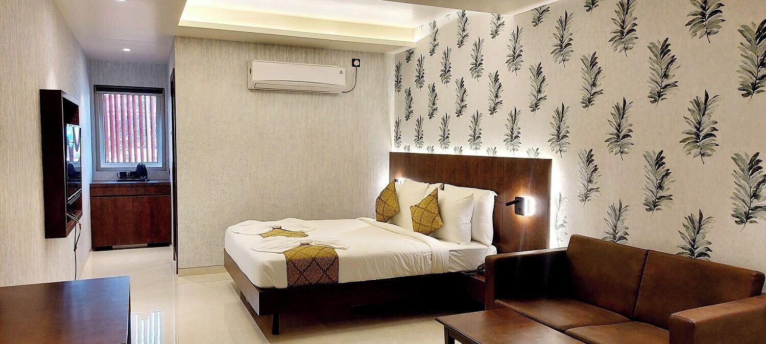 Executive Room | Select Comfort beds, desk, laptop workspace, rollaway beds