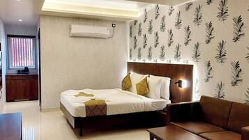 Executive Room | Select Comfort beds, desk, laptop workspace, rollaway beds