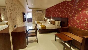 Ein Hotelzimmer mit Bett, Sofa, Schreibtisch und Stuhl.