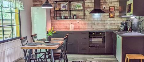 Køleskab, mikrobølgeovn, opvaskemaskine, køkkentøj/tallerkener/redskaber