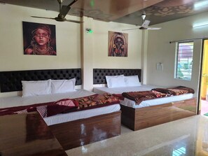 เครื่องนอนระดับพรีเมียม, เตียงเมมโมรีโฟม, โต๊ะทำงาน